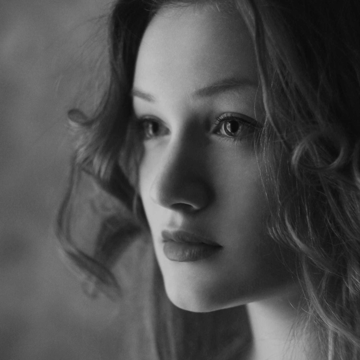 Monochrome fashion portrait in hard light, high contrast